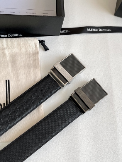 登喜路（Dunhill）是一家英國倫敦的男士奢侈品牌。皮帶以其精湛的工藝和經典的設計，成為男士配飾中的精品。皮帶的質感好、耐用性強，商務休閒百搭款！