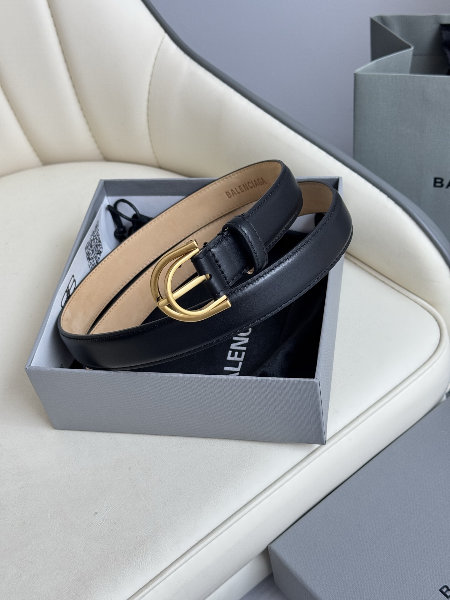 巴黎世家（Balenciaga）寬度2.5cm 是法國的奢侈品牌，作為時尚界最具影響力品牌之一的地位。設計師源於：都市時尚潮流獨特的設計風格，採用進口小牛皮製作；搭配純銅復古五金，使其更具魅力。值得擁有的百搭精品