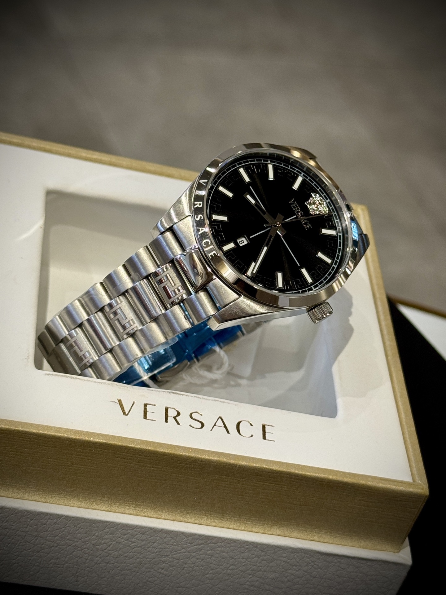 Versace範思哲石英手錶，VERSACE MILLENYIUM  LADY系列，採用希臘回紋元素錶盤，12時位飾有美杜莎頭像展現範思哲經典圖案魅力，錶鏈印刻希臘回紋搭配雙按蝴蝶扣設計，兼具時尚與舒適，錶盤男款40mm 女款32mm 30米生活防水，進口石英機芯

立即搶購👉