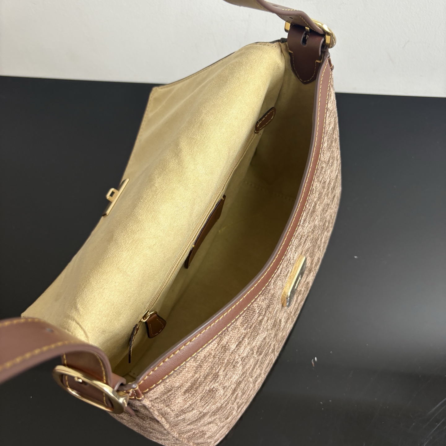大號Etta 腋下包
十月新品大號Etta復古風腋下包太好看啦雪尼爾面料的Coach我第一次見!!復古風很高級很時髦呀!!!小號更精緻!可以腋下還可以斜挎!CCE58 尺寸29/21/12
