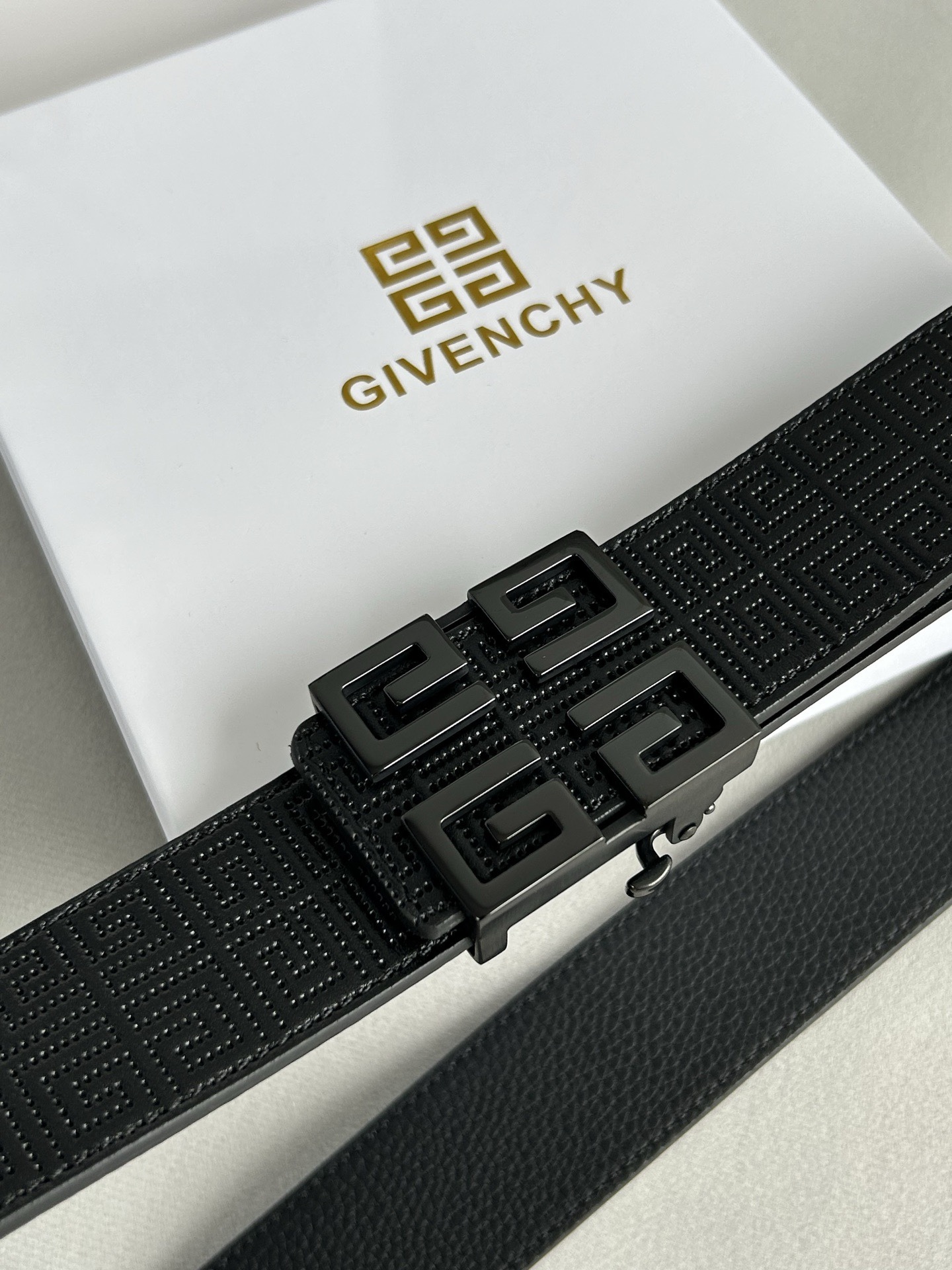 【紀梵希】新款男士 頭層小牛皮黑色壓花腰帶，內襯荔枝紋底，寬38毫米.搭配不鏽鋼經典4G自動扣.商務服裝造型的完美搭配。永恆經典！