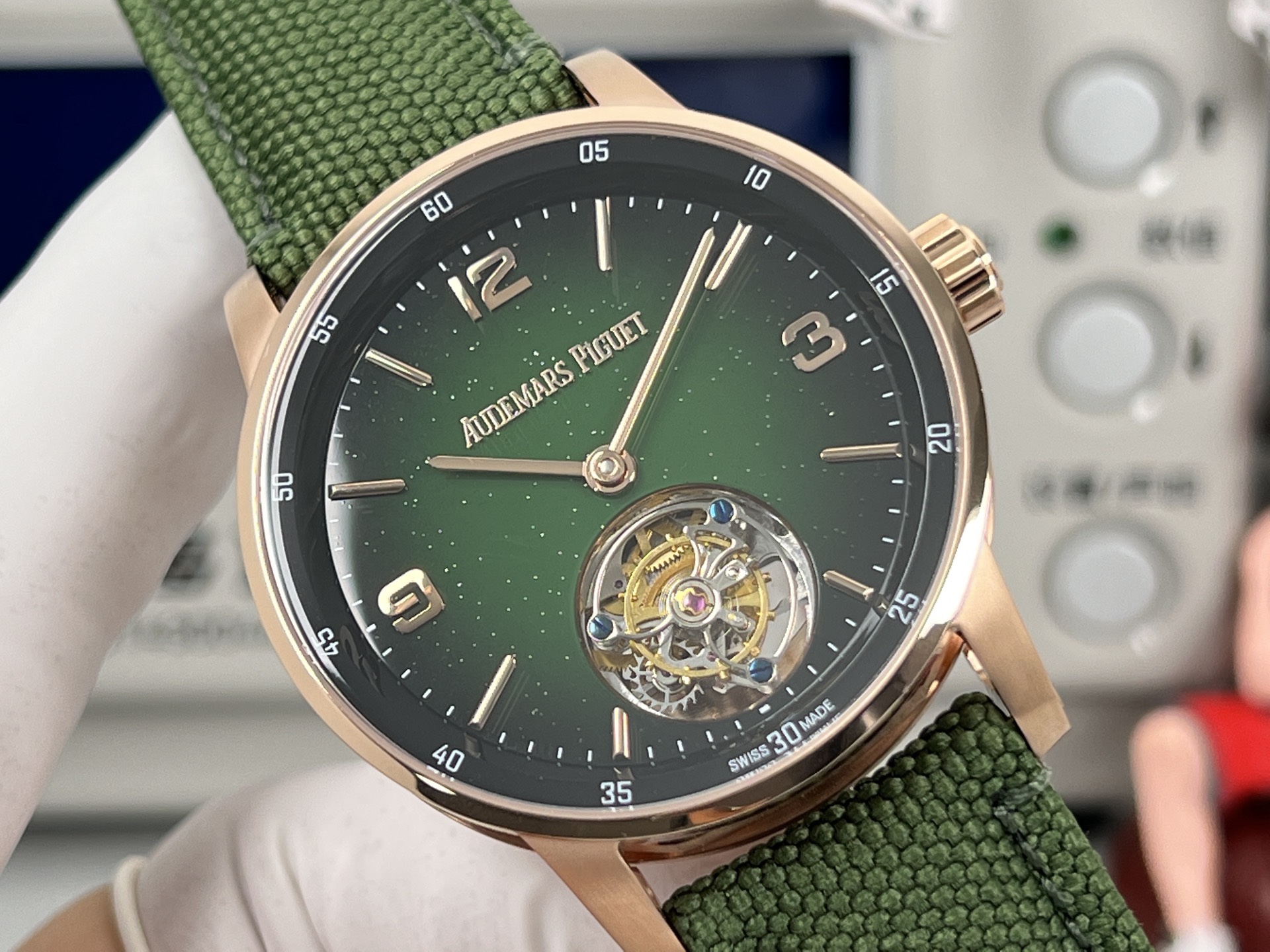 
新款愛彼真陀飛輪CODE11.59系列26396男士腕表！完美與個性的體驗！
1⃣️直徑42MM！表面玻璃採用水晶藍寶石玻璃。
2⃣️搭載Cal.2950全自動陀飛輪機芯，動力儲存60小時！
3⃣️錶帶採用進口意大利小牛皮以及帆布皮帶可選！
3⃣️表殼採用316L精鋼材質，整殼CNC高精准處理，密度與原裝吻合！          
4⃣️表面採用砂金石琺瑯錶盤
整體按照原裝顏色完美呈現！
5⃣️殼套分圈口.殼.底蓋三件套，整體角度完美體現拉絲工藝，品質與美的融合！