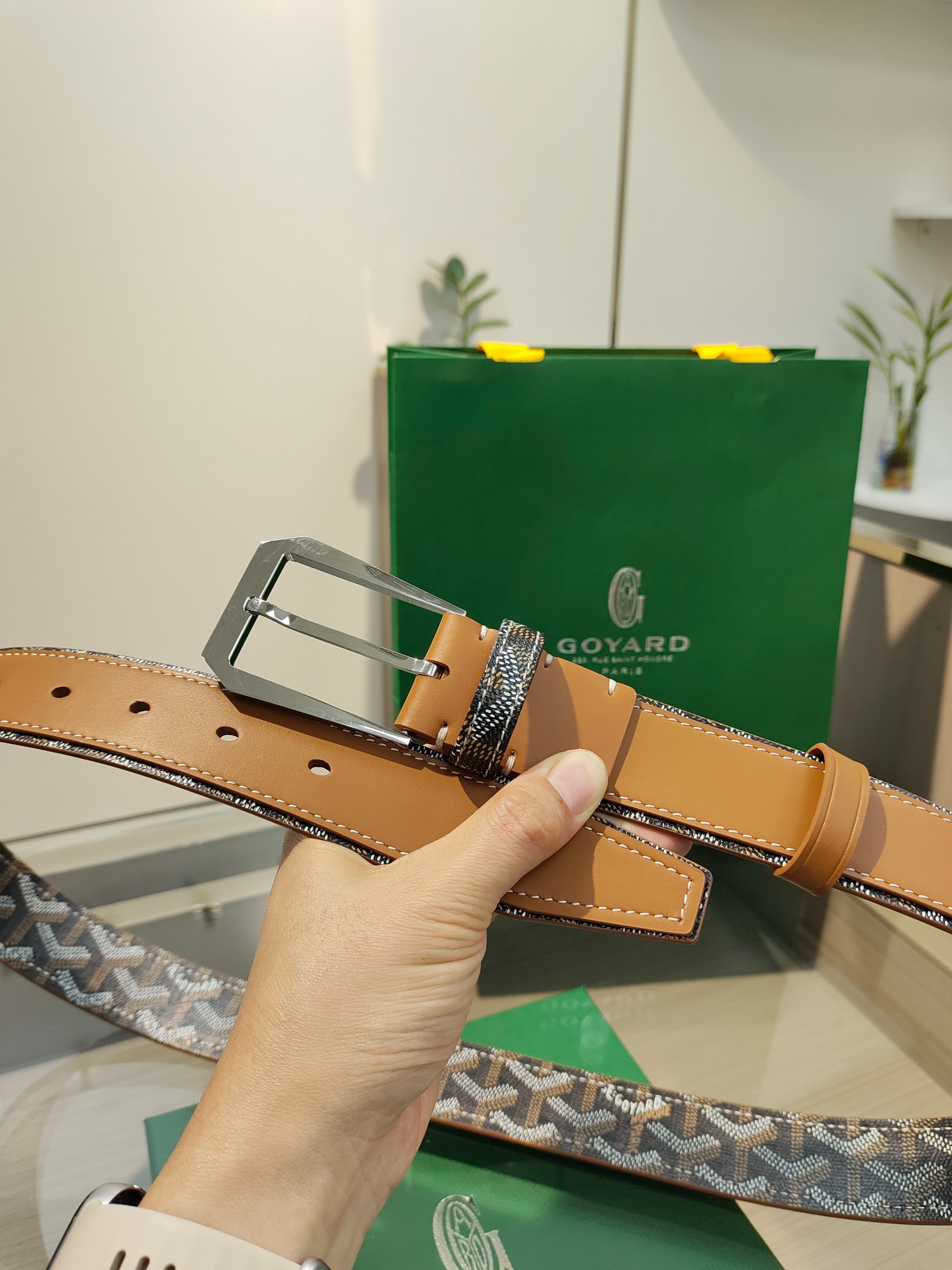 
Goyard(戈雅)腰帶源於法國奢侈品牌，設計風格簡約低調，腰帶身有標誌性帆布搭配進口頭層牛皮，腰帶扣採用簡約精品鋼扣，延續品牌的低調奢華，帶身寬度3.4CM，適用商務休閒日常佩戴。