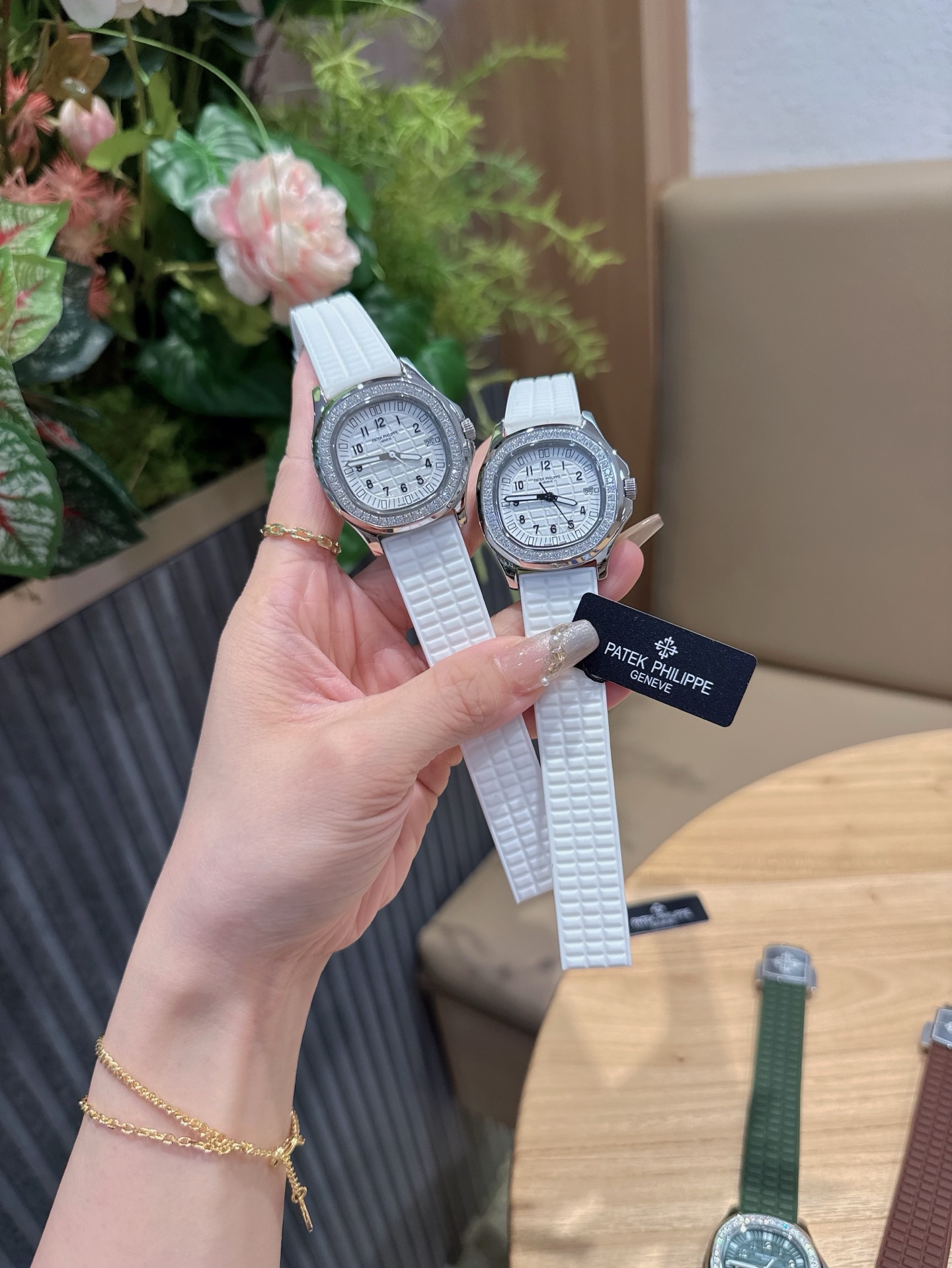 
百达翡麗  5067A 手雷 石英女表 PATEK PHILIPPE--5067A全系列石英腕表，帶來全網最佳的復刻產品和極致體驗，確保還原正品般的舒適感，尺寸35.6X7.7mm 圓潤的八角形表殼與原裝一致，走時穩定，續航持久，性價比超高。