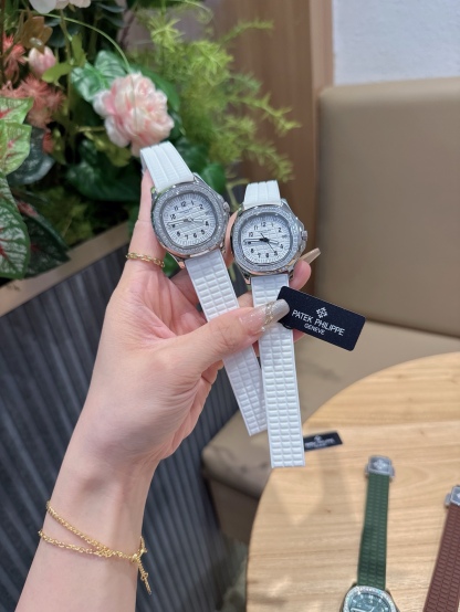 
百达翡麗  5067A 手雷 石英女表 PATEK PHILIPPE--5067A全系列石英腕表，帶來全網最佳的復刻產品和極致體驗，確保還原正品般的舒適感，尺寸35.6X7.7mm 圓潤的八角形表殼與原裝一致，走時穩定，續航持久，性價比超高。
