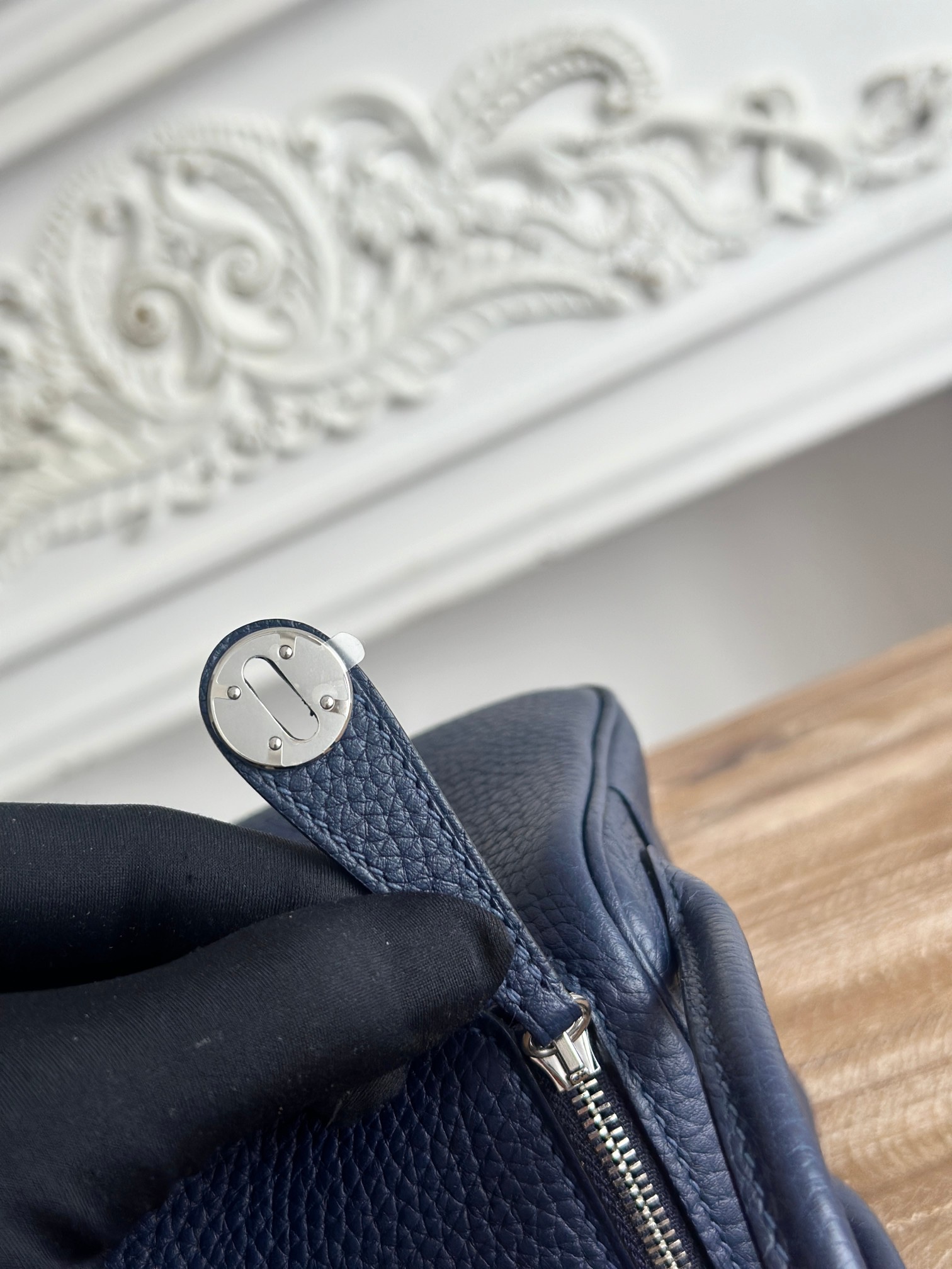 琳迪lindy 19cm	
Tc皮 蜜蠟線半手工縫製
lindy19保留了琳迪包所有細節的完整設計，側口袋、拉鍊等全部都是經典的設計√
這只小可愛暴擊了多少人的少女心