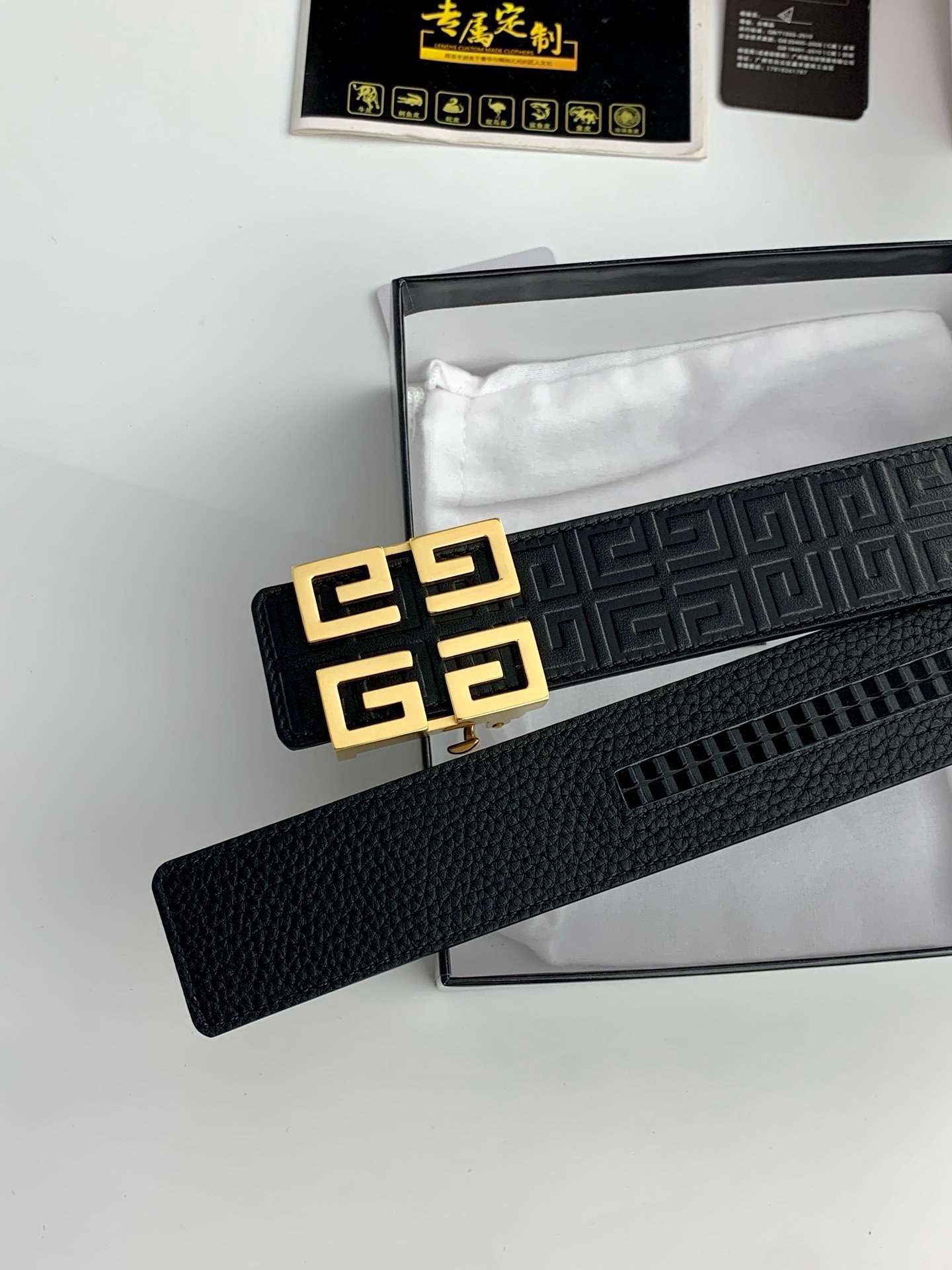 【紀梵希】新款男士 頭層小牛皮黑色壓花腰帶，內襯荔枝紋底，寬38毫米.搭配不鏽鋼經典4G自動扣.商務服裝造型的完美搭配。永恆經典！