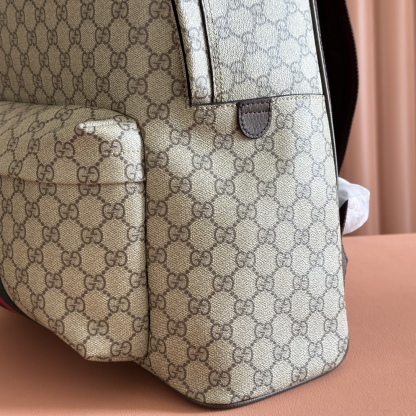 💋💋💋《配全套原廠專櫃包裝》【新品】Ophidia系列匠心選用白色配色，搭配經典廓形與新增功能性設計，甄選觸感柔軟的織物打造。這款背包以柔軟GG Supreme材質打造，匠心綴飾雙G標識和紅綠織帶細節。
