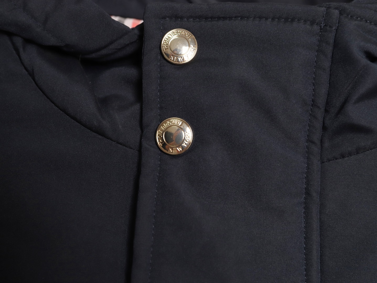 Thom Browne/湯姆布朗 袖標織帶長款羽絨服
採用進口90鴨絨填充 內外里加雙層內膽不會跑毛 高密度防風抗寒功能性面料 手感柔軟舒適  工藝更是精湛 嚴防鑽絨 採用國際先進的真空充絨技術 增加空氣隔層 不損傷羽線 能保持羽原有的柔軟性、彈性及手感 將羽絨的保暖性發揮到最佳！
N Size :1-3