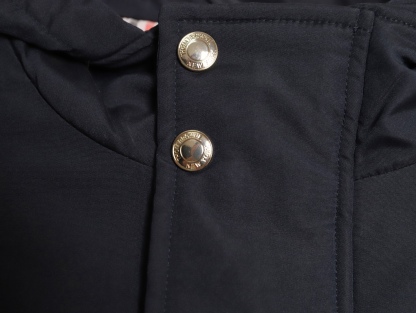 Thom Browne/湯姆布朗 袖標織帶長款羽絨服
採用進口90鴨絨填充 內外里加雙層內膽不會跑毛 高密度防風抗寒功能性面料 手感柔軟舒適  工藝更是精湛 嚴防鑽絨 採用國際先進的真空充絨技術 增加空氣隔層 不損傷羽線 能保持羽原有的柔軟性、彈性及手感 將羽絨的保暖性發揮到最佳！
N Size :1-3