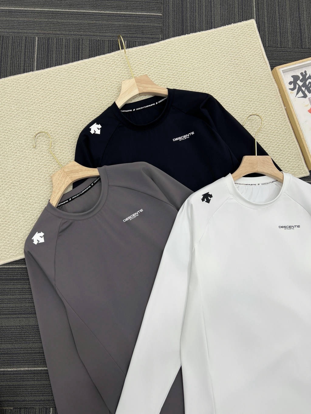 春秋新款DST迪桑特情侶👫綜訓系列長袖運動衫
韓國🇰🇷櫃子同步
迪家高端專業運動面料，精梳輕拉絨，親膚舒適，排汗吸濕！面料不易變形、不易褪色以及快速乾爽的三大頂尖優勢
右肩的立體LOGO，高溫熱燙印的工藝加持，右下擺字母小壓花，增加了設計的趣味性和觀賞度
整體既有嚴謹的精英範，又有利落陽光的運動感，彰顯品牌魅力 ！
