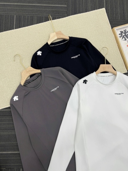 春秋新款DST迪桑特情侶👫綜訓系列長袖運動衫
韓國🇰🇷櫃子同步
迪家高端專業運動面料，精梳輕拉絨，親膚舒適，排汗吸濕！面料不易變形、不易褪色以及快速乾爽的三大頂尖優勢
右肩的立體LOGO，高溫熱燙印的工藝加持，右下擺字母小壓花，增加了設計的趣味性和觀賞度
整體既有嚴謹的精英範，又有利落陽光的運動感，彰顯品牌魅力 ！
