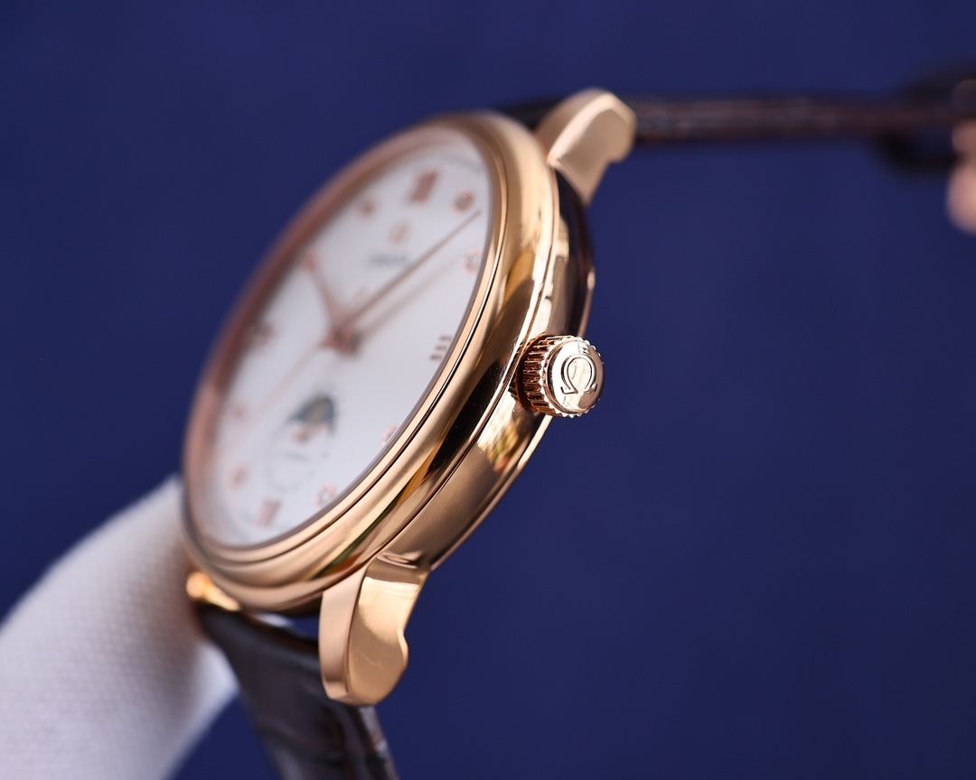 
玫瑰][玫瑰]20223【OMEGA】新款推薦，蝶飛系列＂升級版＂，機芯型號為ETA2824-6機芯（6位真日曆與24小時星辰功能） 質量穩定，尺寸40mm，厚度1.1mm.表殼為316L全鋼鍍納米鉑金表技術，更彰顯高貴大氣，錶帶搭配意大利頭層小皮，是你佩戴裝飾不二選擇。實物更高大上，期待你的品鑒[抱拳]送禮自戴精品！[勝利]高端品質，匠心獨具！大廠品質！歡迎轉載！