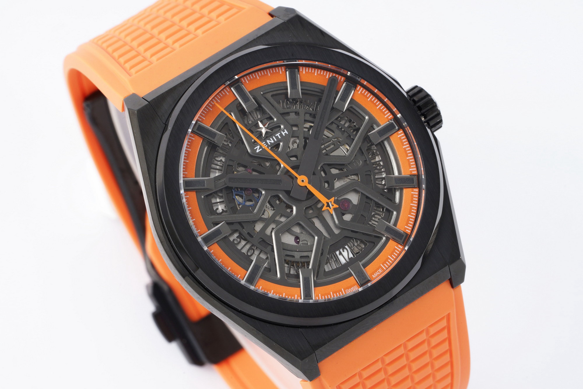 LF真力時DEFY系列全新升級版，殼身 頭粒 機芯 表扣等均做了升級調整。一款根據路虎標誌性花輪轂設計而成的高顏值鏤空腕表。

原裝開模鑄造，極致還原表殼的每一處細節打磨倒角，盡顯原裝菱角分明、堅毅果敢的陽剛氣質。完美的41mm表經，適配大眾男性手寸，正裝休閒兩不誤。根據汽車輪轂設計而成的五角星錶盤，未來概念感十足。同步官網新款五角星折疊扣，搭載定製版Cal.670sk全自動機械機芯，鏤空日曆的大小與位置、機芯夾板、齒輪、五角星陀皆按原版機芯數據拆解鍛造而成。

LF臻品 陳奕迅Eason同款，時尚前衛、