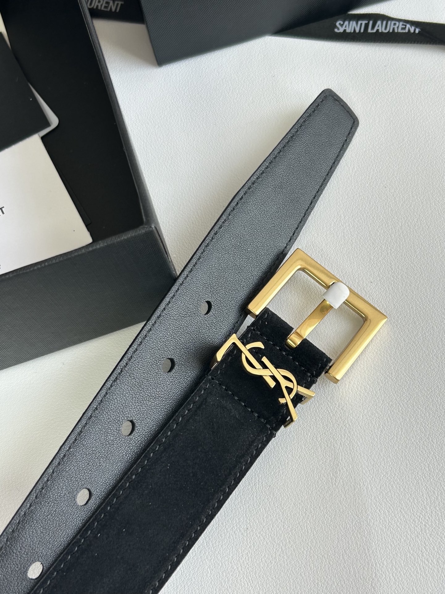 聖羅蘭 女士腰帶，進口小牛皮 配以CASSANDRE 標識腰帶環。古銅色金銀五金可選。精緻優雅的設計，寬度3.0cm