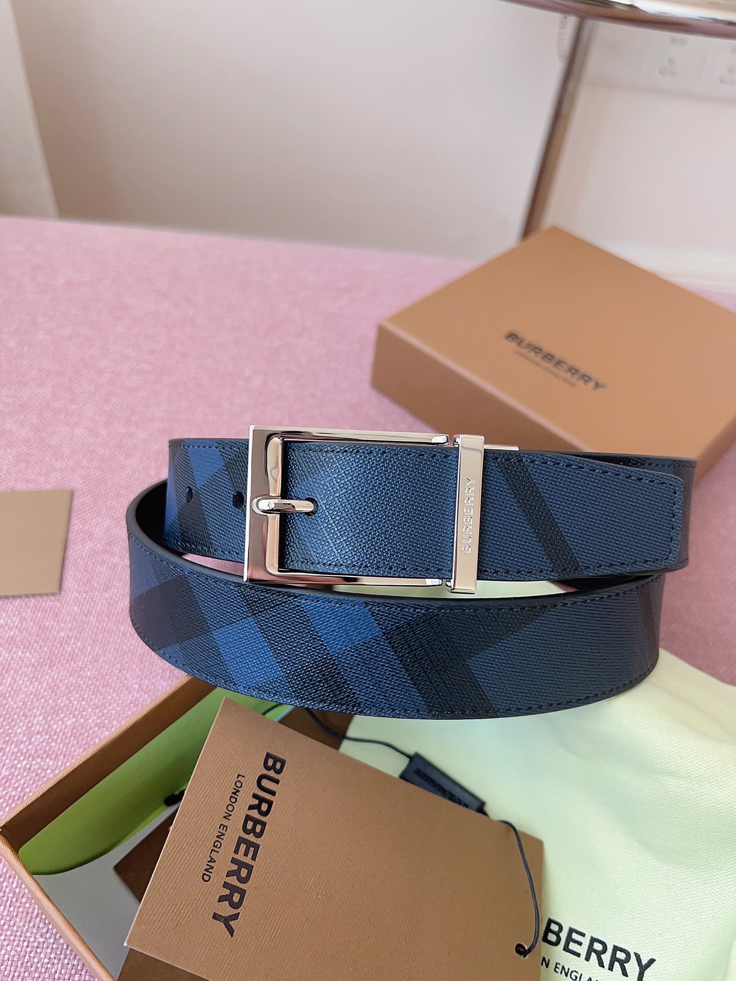 
Burberry博柏利品牌始終秉承傳統精髓，彰顯卓爾不凡的匠制工藝，優雅率性的英倫設計與銳意革新的時尚理念。3.5cm