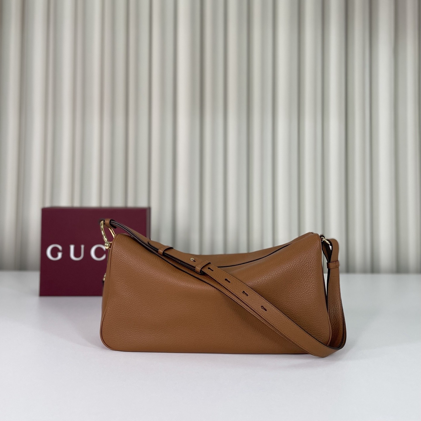 Gucci Half Horsebit系列大號肩背包，煥新呈現，以現代風格煥新演繹品牌最具標誌性的元素之一。該系列巧妙融蘊休閒廓形與標誌性的半馬銜扣配件，這也是其名稱的由來。內部：一個開口袋，可調節牛皮革肩帶，款號862530  尺寸38X20X15
