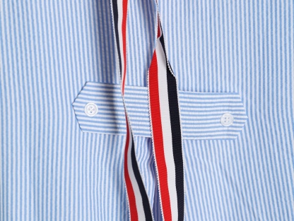 🔝Thom Browne TB 蝴蝶結條紋連衣裙
襯衫裙學院風，領口採用娃娃領設計，三色織帶可以前後裝飾，YB購買對版對標出版，定制面料，區別市場通貨。
尺碼：1 2 3