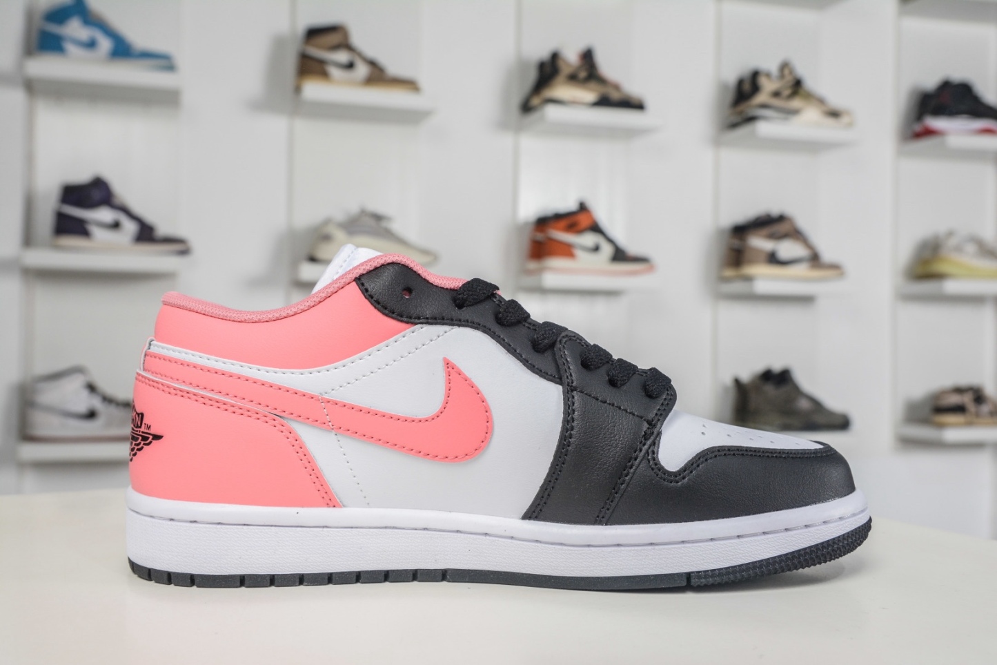 Air Jordan 1 Low 白黑粉  AJ1 低幫休閒板鞋
貨號: 553560 025
Size： 36 36.5 37.5 38 38.5 39 40