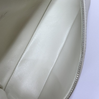 𝓸𝓻𝓸 𝓟𝓲𝓪𝓷𝓪諾悠翩雅
𝑬𝒙𝒕𝒓𝒂 𝑷𝒐𝒄𝒌𝒆𝒕 𝑳𝟏𝟗 
這是一款大開口結構的功能性設計的手拿包，經典風格和簡約設計的組合體。包身採用進口原廠小牛皮材質，輕微的錘紋呈現優雅的紋理，內里採用進口原廠小羊皮。皮革手柄和可拆卸肩帶，可打造出不同背法實用百搭。雙向拉鍊開合，搭配My Charms銀色金屬掛飾。（LP特級全鋼配件五金）
size：11×19×6.5cm
貨號：FAN4046
配套全套專櫃禮盒包裝🎁