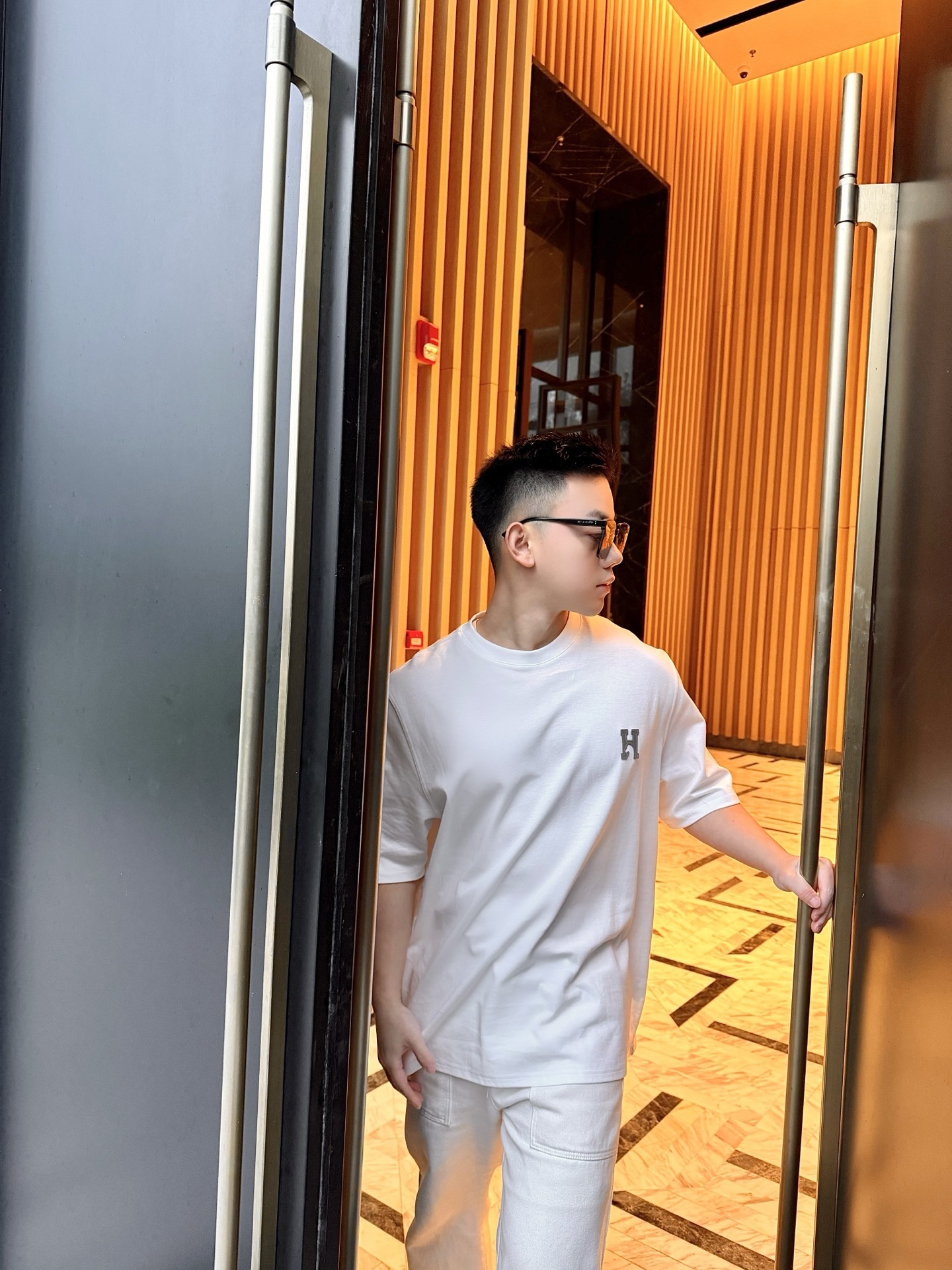 🔝HERMES愛瑪仕 真皮H字貼片短袖T恤正品購入，21支洗後維斯棉190克，1*1羅紋230克，面料拼接，模板刺繡，定制1：1真皮皮標，定制1：1商標，寬松版型
B Size：S-XL