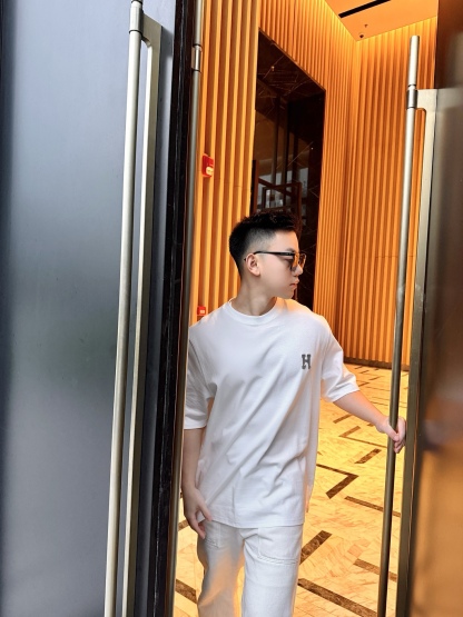 🔝HERMES愛瑪仕 真皮H字貼片短袖T恤正品購入，21支洗後維斯棉190克，1*1羅紋230克，面料拼接，模板刺繡，定制1：1真皮皮標，定制1：1商標，寬松版型
B Size：S-XL