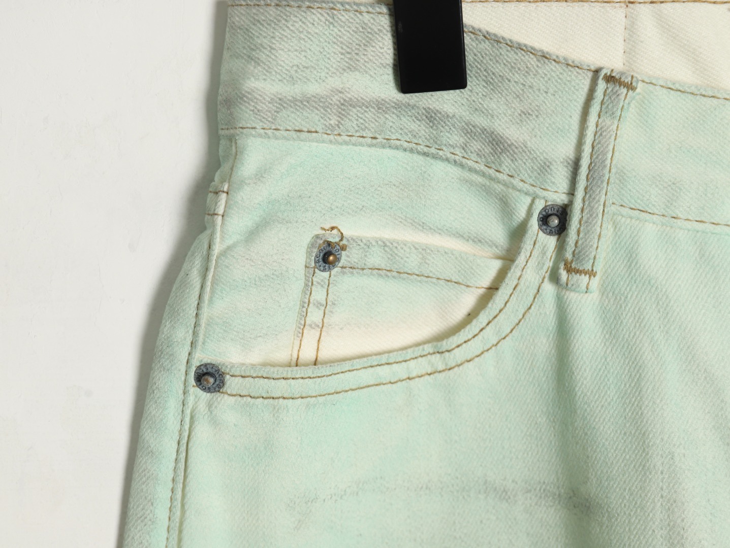 Acnestudios 1981M25ss不規則做舊手工夜光牛仔褲
重工做舊 泥染塗料廢土系列 在燈光強光照射下螢光粉塗料.男女同款
J 碼數：XS.S.M.L.