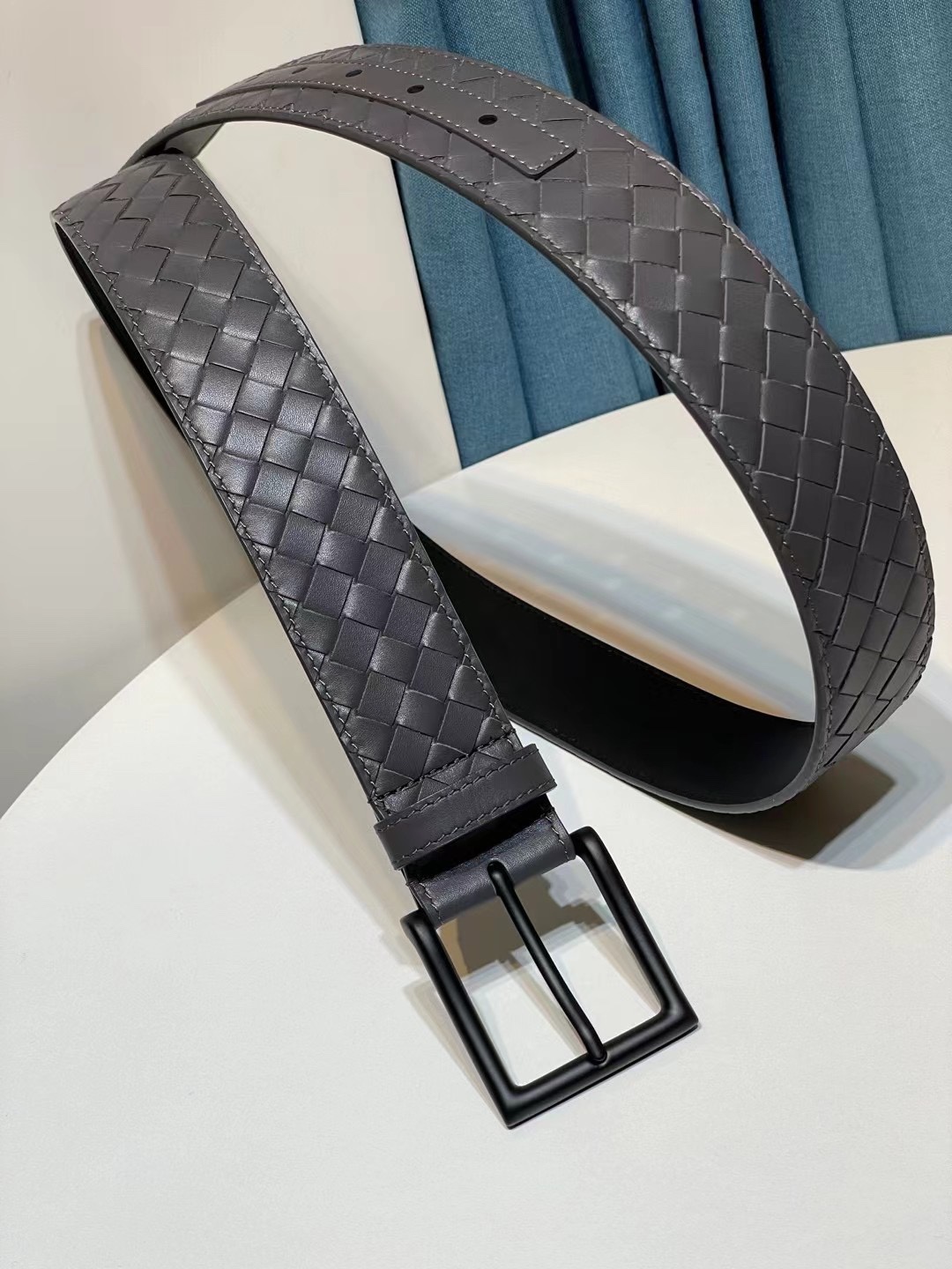 🔥🔥新 🆕純手工編織皮帶可為休閒裝或正裝造型增添優雅韻味，🔥是低調奢華的典範。[嘴唇]採用意大利柔軟的胎小牛皮全手工精工打造而成，鎳色五金扣頭令其更顯獨特別緻、🔥[嘴唇]優雅迷人氣息。[強]4.0cm