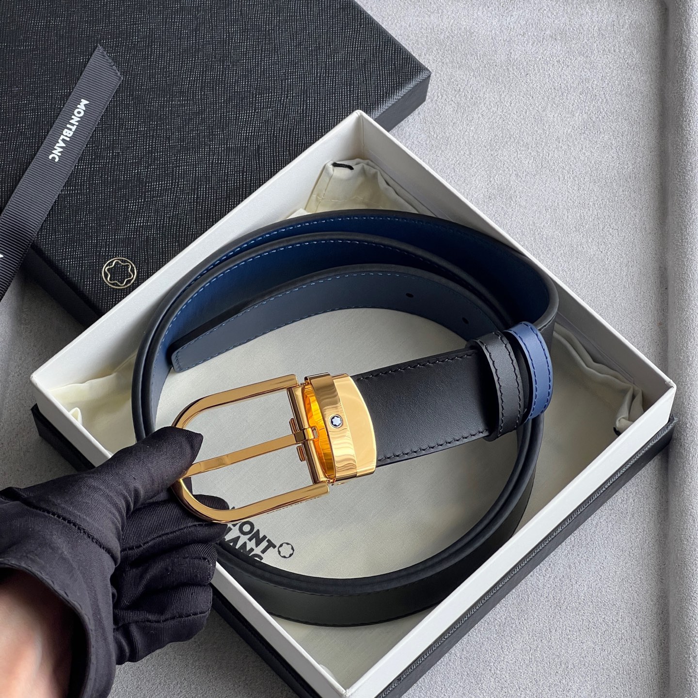 馬蹄形帶扣黑色/棕色雙面皮帶（35毫米）
馬蹄形閃亮鍍釕帶扣。可調節長度，3.5cm黑色和棕色雙面皮帶。打造經典靈動造型。
貨號 錶帶描述 黑色和棕色雙面牛皮皮帶 皮革圖案 金屬圓環上飾有萬寶龍六角白星 標識 搭扣裝置 易開啓裝置，可調節皮帶長度
搭扣形狀 馬蹄形主要顏色 黑色 | 棕色 搭扣類型 針扣式表扣