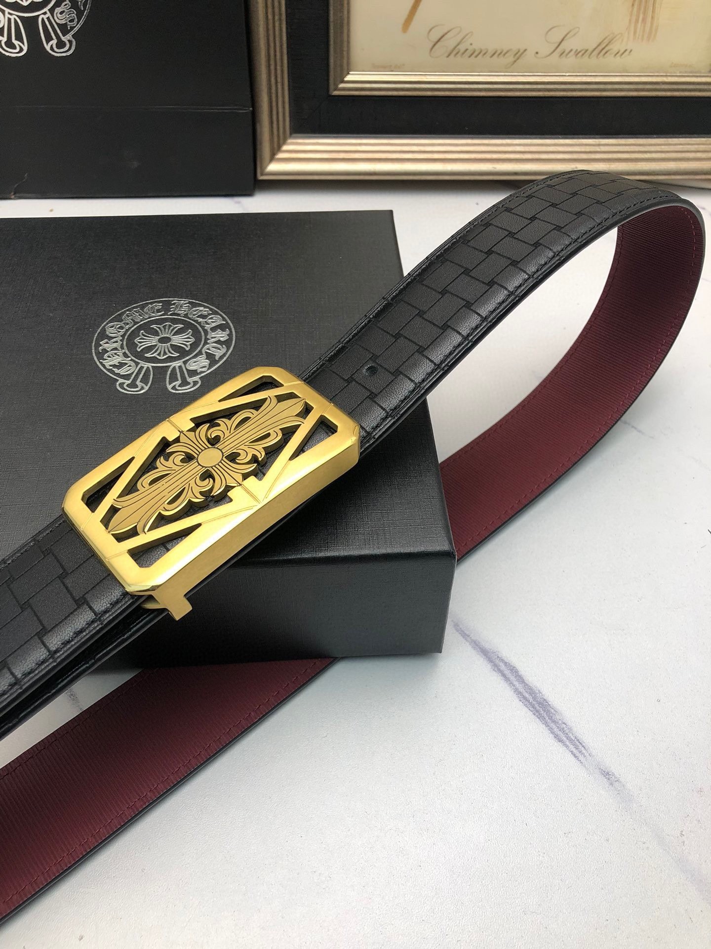 克羅星：原單頭層牛皮燙印花紋面，內襯頭層小牛皮底，搭配原單自動扣，可裁剪的自動帶，此款腰帶面雙採用意大利原定廠制進口牛皮帶身 ，對專版櫃足寬3.5