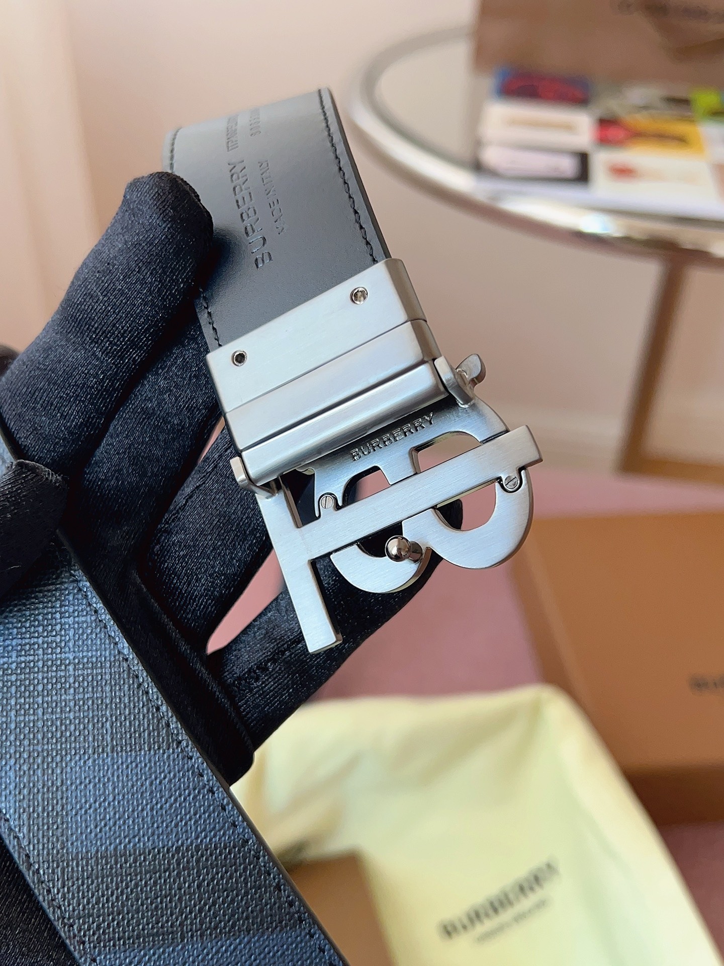 
Burberry博柏利品牌始終秉承傳統精髓，彰顯卓爾不凡的匠制工藝，優雅率性的英倫設計與銳意革新的時尚理念。3.5cm