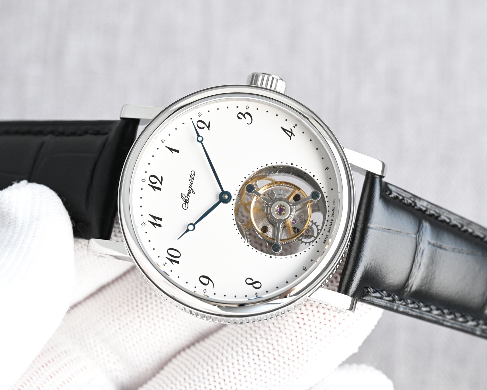 TW Factory  224年前，阿伯拉罕-路易·寶璣 🏅️KF1 先生在他所創立的巴黎鐘錶堤岸制表工坊中，寶肌 創造了制表史上令無數人贊嘆的陀飛輪調速裝置。這一無比複雜的精密機構彰顯了寶璣先生卓然超群的遠見與創想，時至今日仍對高級制表業有著重要意義。至今，陀飛輪的作用和意義已不僅是提高走時的精准度，📸而是譜寫了制表領域的輝煌篇章。寶璣陀飛輪時計臻品在百年徵程中不斷創新，超越自我，集精湛機械製造技藝與深厚美學原理於一身，創制出演繹複雜迷人的機械世界。腕表的表冠上刻有著名的寶璣品牌標誌