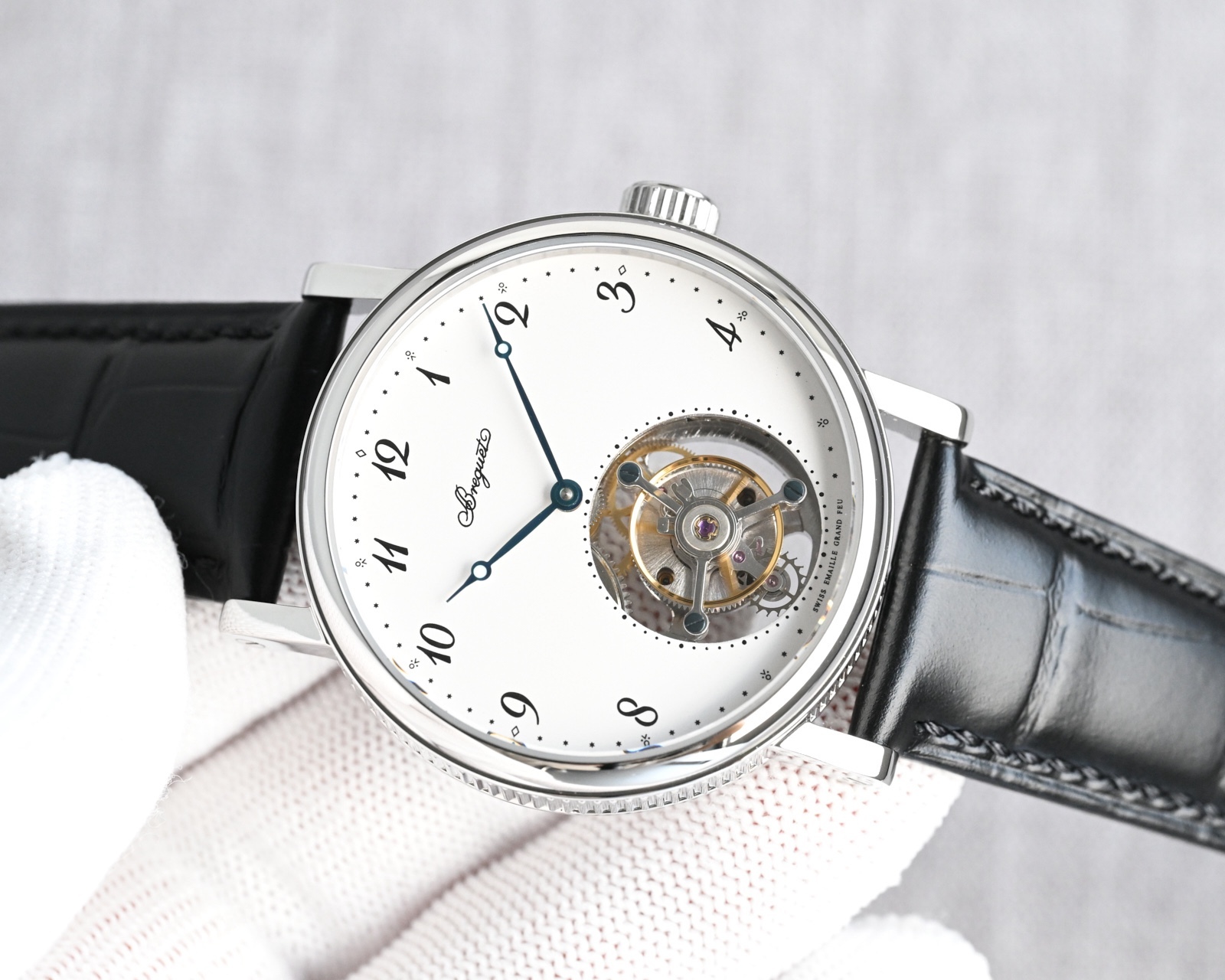 TW Factory  224年前，阿伯拉罕-路易·寶璣 🏅️KF1 先生在他所創立的巴黎鐘錶堤岸制表工坊中，寶肌 創造了制表史上令無數人贊嘆的陀飛輪調速裝置。這一無比複雜的精密機構彰顯了寶璣先生卓然超群的遠見與創想，時至今日仍對高級制表業有著重要意義。至今，陀飛輪的作用和意義已不僅是提高走時的精准度，📸而是譜寫了制表領域的輝煌篇章。寶璣陀飛輪時計臻品在百年徵程中不斷創新，超越自我，集精湛機械製造技藝與深厚美學原理於一身，創制出演繹複雜迷人的機械世界。腕表的表冠上刻有著名的寶璣品牌標誌