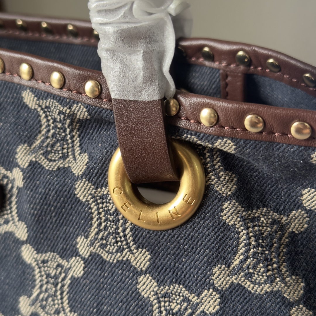 Celine2024最新款中古系列巴塞羅那 極其輕巧方便 
非常適合這個季節 牛仔風有什麼理由拒絕!
牛仔系列 Celine!
凱旋門的tote想必沒有人能抗拒得了
牛仔拼棕色肩帶就很妙配色太搭
包邊有鉚釘裝飾很vintage Celine
美麗的tote選手
#人人都愛腋下包
尺寸48×37
款號：101272