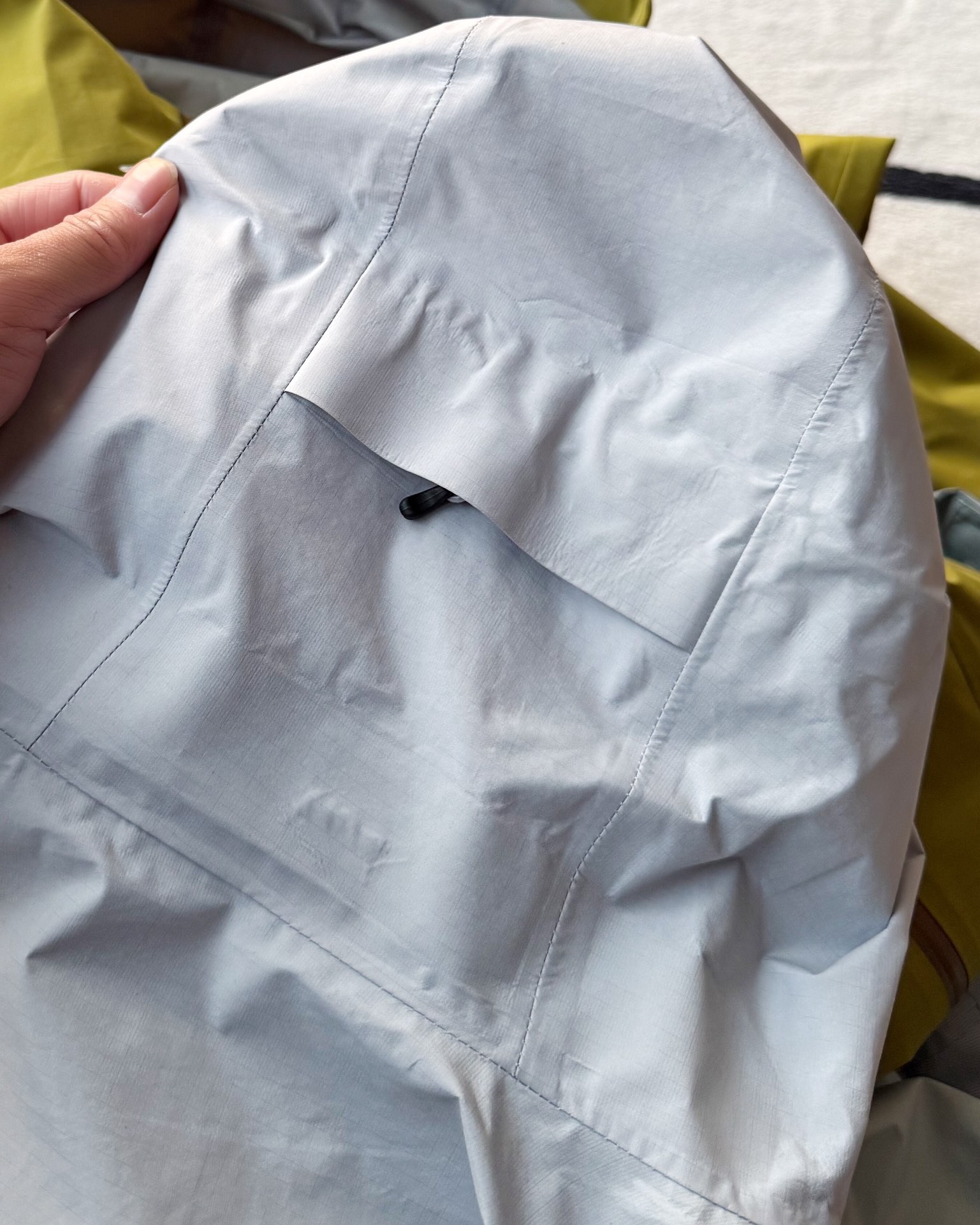 KAILAS凱樂石博格達衝鋒衣！防風防水透氣保溫，六色可選！面料採用與100D Gore-Tex Pro同級防護科技，人性化剪裁設計立體剪裁在肩部、肘部預留充足活動空間，背負重包時也不會束縛動作。風帽後側設有抽繩調節系統，暴雨時收緊可防止雨水糊臉；袖口採用鈎環固定，大幅活動時不易移位。透氣與輕量平衡腋下雙拉鍊設計能在運動時形成有效通風。整體重量控制得當，長途徒步不會造成負擔。可拆卸內膽：三合一設計最驚喜的是羽絨內膽
羽絨內膽特別輕便，保暖效果很好；可拆卸，很方便穿脫，拆掉羽絨內膽，就是一件風殼