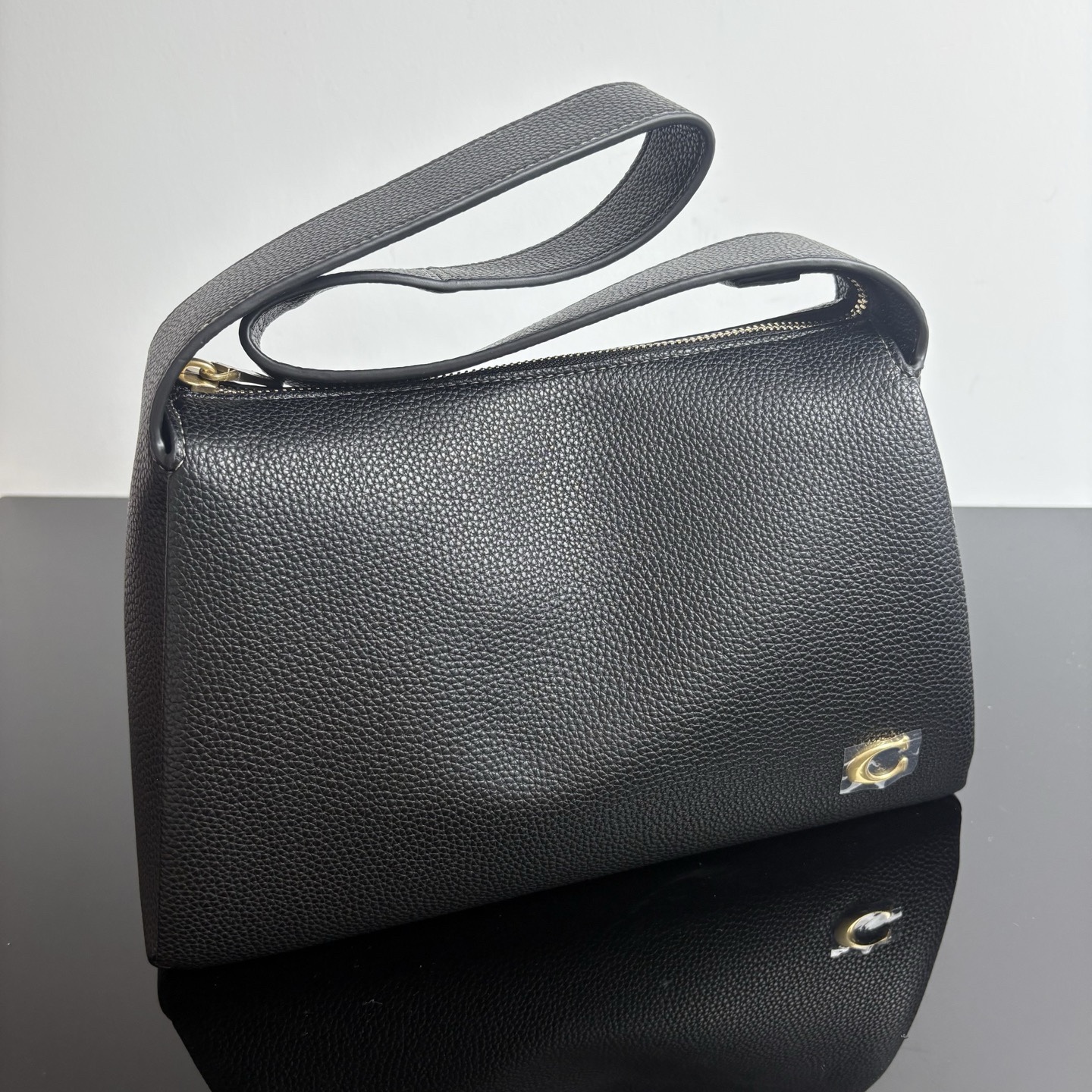 
新款hobo腋下包：CCC45荔枝紋黑色 灰色 酒紅
          CCC48鹿皮棕色 CCC48鹿皮墨綠
作為腋下包超級鬆弛下垂的風格，秋冬單品 容量超大還帶了一個磁扣的暗袋，出行遊玩或通勤都特別實用的一款。

尺寸：10*18*29。