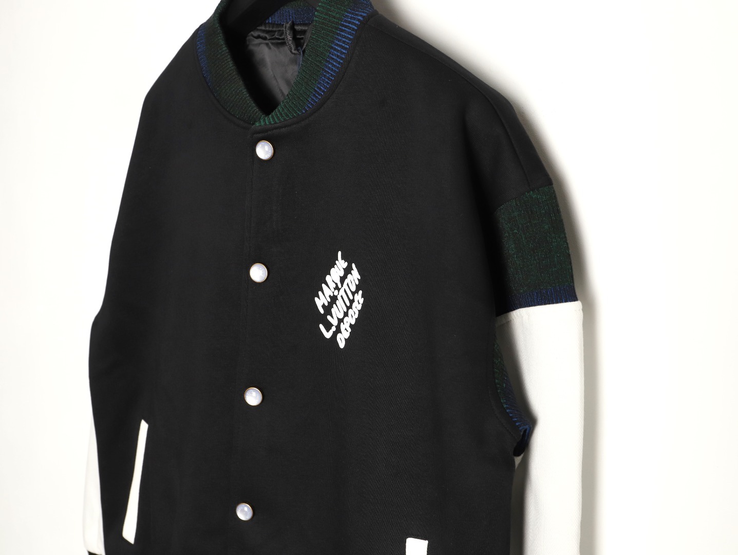 🔝LOUIS VUITTON LV 黑白拼皮棒球服夾克外套
原版22000購入開發，圓啊阿姨布料採用加厚550g賽爾棉潮牌衛衣料，進口精梳棉雙股珠地面料，彩色漸變螺紋，進口機精密刺繡，多重面料復合，原版定制輔料。定做珍珠紐扣，寬松版型，男女同款
B Size：S-L