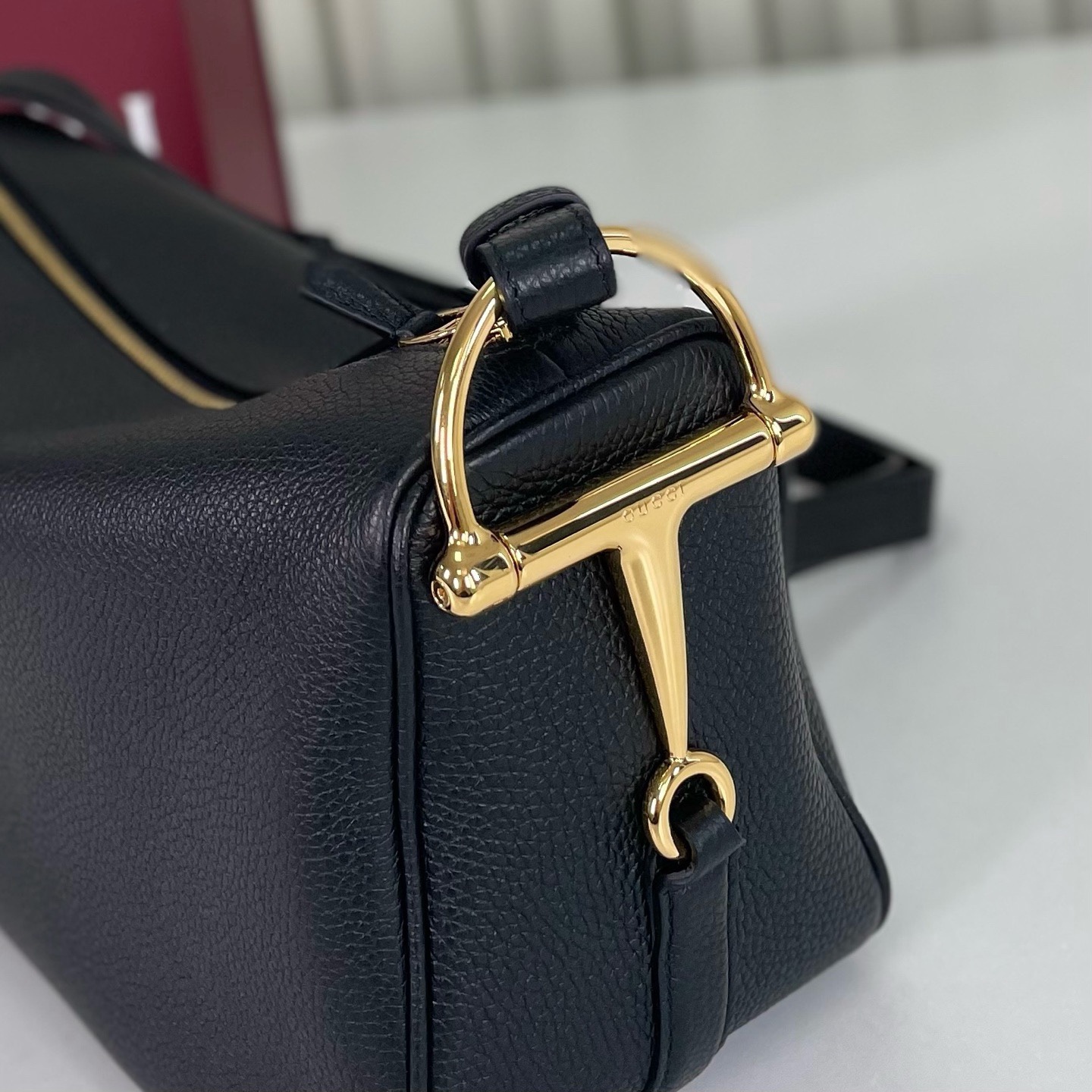 Gucci Half Horsebit系列中號肩背包，煥新呈現Gucci Half Horsebit系列，以現代風格煥新演繹品牌最具標誌性的元素之一。該系列巧妙融蘊休閒廓形與標誌性的半馬銜扣配件，這也是其名稱的由來。款號860787克皮，尺寸31.5X17X12