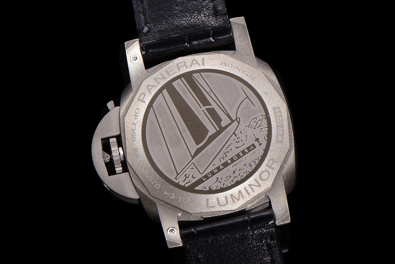 SB限量發行：沛納海廬米諾系列PAM01096腕表，鈦金屬表殼搭配意大利進口小牛皮錶帶，Scafotech TM 材料錶盤，阿拉伯數字及小時標示以白色Super-LumiNova TM 夜光塗層塗覆，綠色夜光顯示。印有特別制訂的「Luna Rossa Challenger 36th America’s Cup」字樣，搭載P.9010/GMT型自動機芯，42毫米。