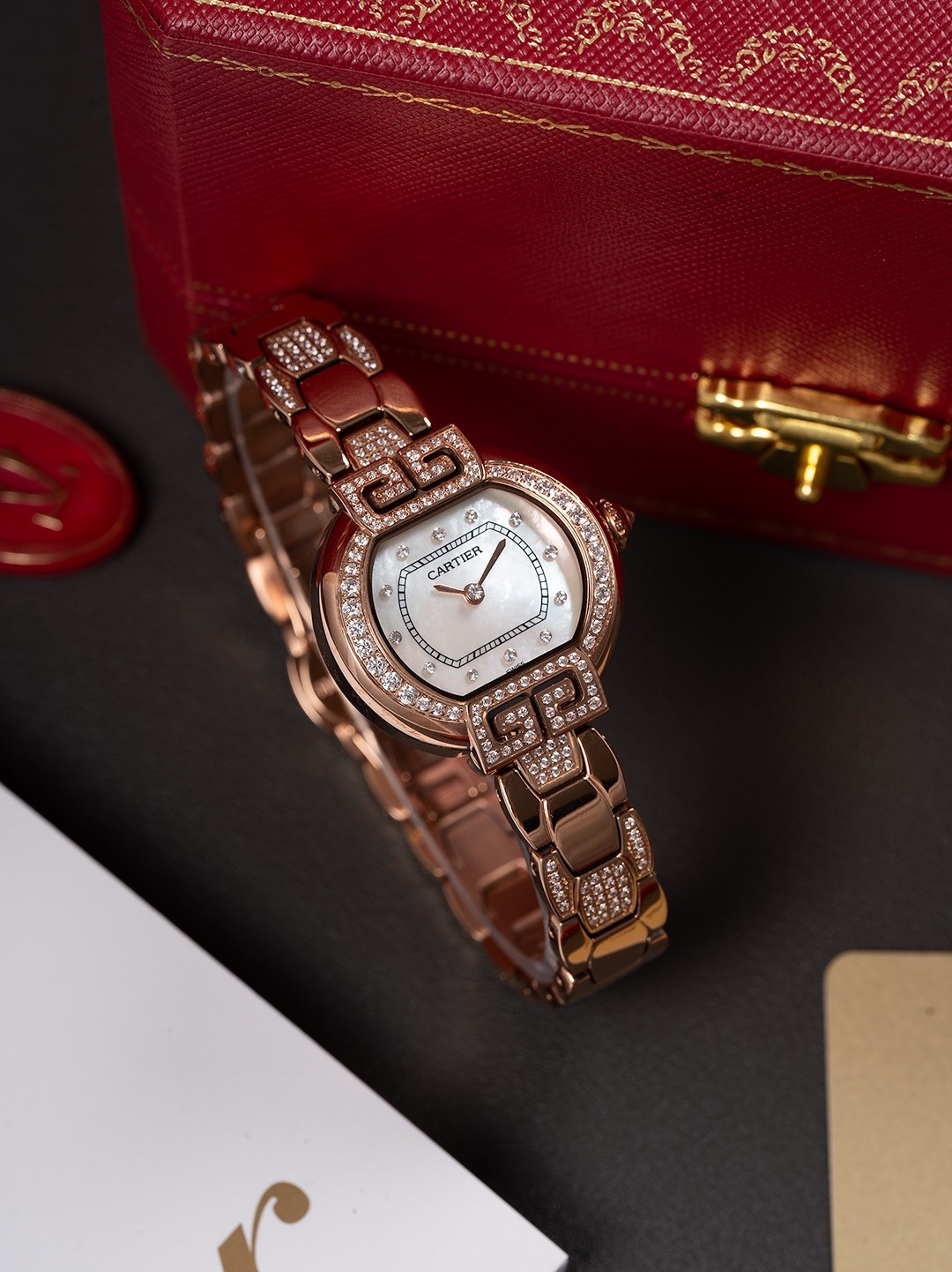 全新第6代升級版全面到貨，🎀🎀
CARTIER 卡地亞-—Tortue（龜形）🎮1480系列全面升級版到貨（此次更新底蓋蝕字加深，整體更接近原裝字體，皮表則升級為原版頭層意大利🇮🇹小牛皮、匠心打造還原原裝美感）當所有的腕表都是圓形的、Tortue腕表前衛的龜甲形設計元素、開角處的緊箍咒形雙向設計寓意“愛你一萬年”呼應卡家一貫的品牌設計理念，“經過那麼長時間你依舊是我最愛的人”細心挑選每一個八箭八星鑽石，秉著超越傳統追求創新的設計理念，再次成為了經典傳世之作！錶針：1600攝氏度淬火而成的燒鋼