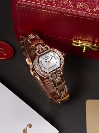 全新第6代升級版全面到貨，🎀🎀
CARTIER 卡地亞-—Tortue（龜形）🎮1480系列全面升級版到貨（此次更新底蓋蝕字加深，整體更接近原裝字體，皮表則升級為原版頭層意大利🇮🇹小牛皮、匠心打造還原原裝美感）當所有的腕表都是圓形的、Tortue腕表前衛的龜甲形設計元素、開角處的緊箍咒形雙向設計寓意“愛你一萬年”呼應卡家一貫的品牌設計理念，“經過那麼長時間你依舊是我最愛的人”細心挑選每一個八箭八星鑽石，秉著超越傳統追求創新的設計理念，再次成為了經典傳世之作！錶針：1600攝氏度淬火而成的燒鋼