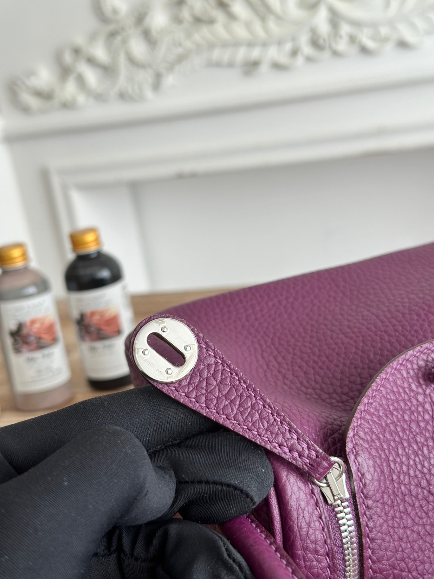 琳迪lindy 19cm	
Tc皮 蜜蠟線半手工縫製
lindy19保留了琳迪包所有細節的完整設計，側口袋、拉鍊等全部都是經典的設計√
這只小可愛暴擊了多少人的少女心