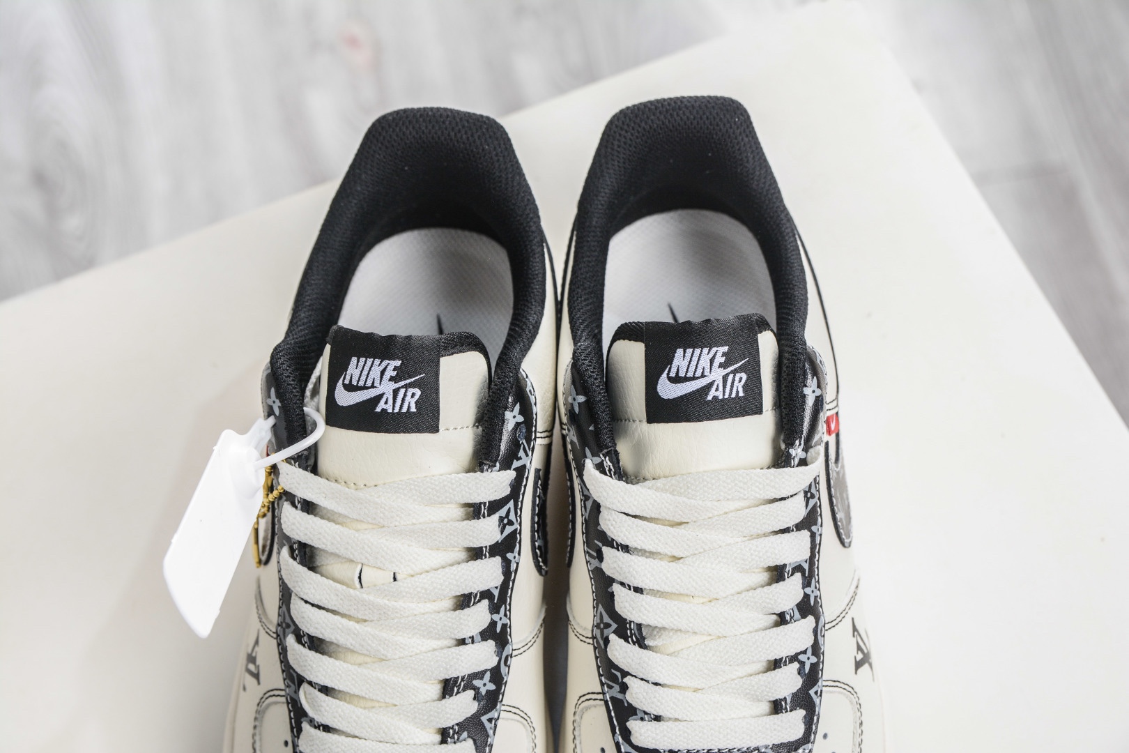 Nike Air Force 1 Low 07 x Louis Vuitton LV聯名-米白黑 
貨號:LV2288 002
Size：36 36.5 37.5 38 38.5 39 40 40.5 41 42 42.5 43 44 44.5 45