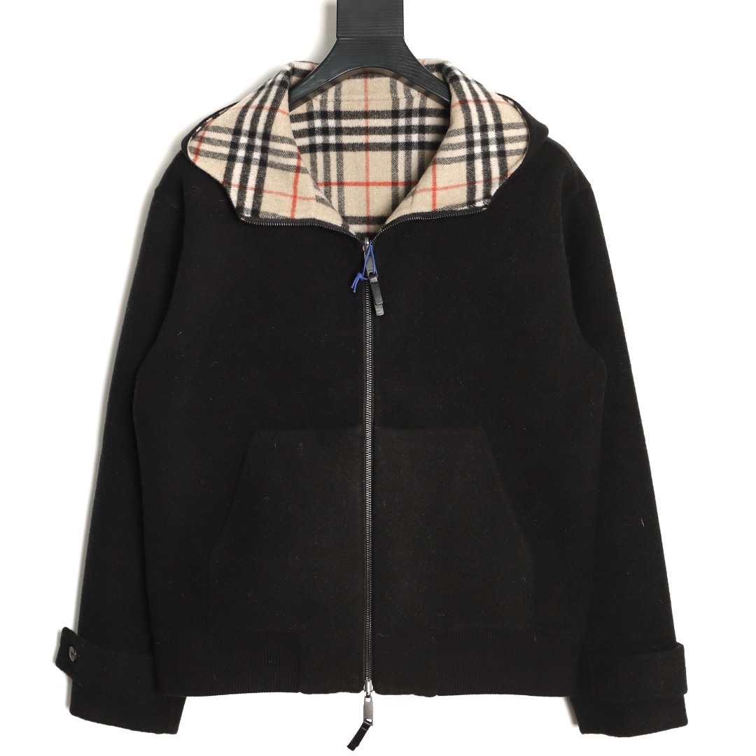 🔝BURBERRY巴寶莉BBR 雙面穿羊毛連帽外套
精選雙面羊毛斜紋面料，通過獨特的拉絨工藝處理，使表層呈現細膩豐盈的絨毛質感，觸感如雲朵般柔軟親膚，同時保留羊毛天然的保暖性與透氣性。一面以沈穩黑色演繹低調奢華，另一面則鋪滿標誌性的紅、黑、駝三色交織的經典圖案，既是品牌視覺符號，也為穿搭注入復古氣息。雙面可穿的設計，讓一件外套擁有兩種風格。
選用優質羊絨纖維進行精細紡紗，確保紗線的均勻性和強度。然後，通過先進的織造技術將紗線織成具有雙面效果的毛呢面料。
面料在裁剪前會經過預縮處理