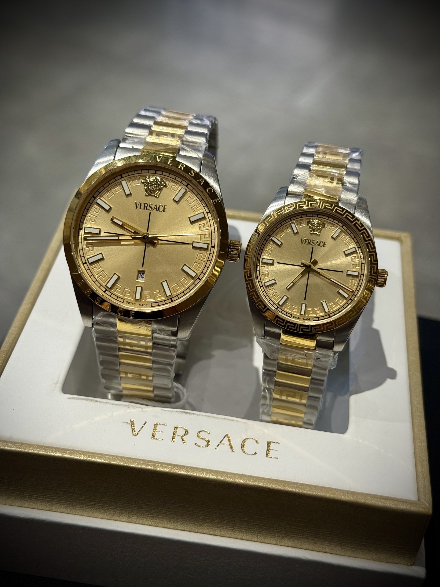 
Versace範思哲石英手錶，VERSACE MILLENYIUM  LADY系列，採用希臘回紋元素錶盤，12時位飾有美杜莎頭像展現範思哲經典圖案魅力，錶鏈印刻希臘回紋搭配雙按蝴蝶扣設計，兼具時尚與舒適，錶盤男款40mm 女款32mm 30米生活防水，進口石英機芯

立即搶購👉