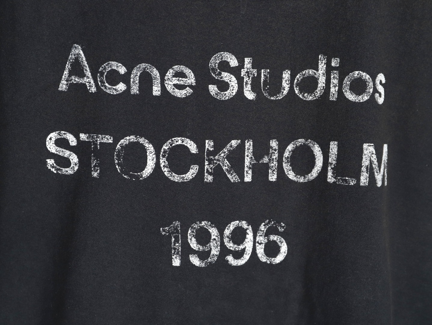 🔝Acne Studios 26SS 1996字母印花短袖T恤
面料是定制定染的32支220g原版雙紗棉，胚布經過高盂環保染色，裁大貨前還要進行高溫環縮水，降低縮水率的同時使得手感更柔軟舒適，印花方面必須五層膠漿，第一遍必須為進口打底漿，填平布料上極為細小的線洞，再由高溫床烤乾再劇頗色，採用油墨因熱平網印花，一共刷五層，每一層間隔為時間為30分鐘，才能保證出來的成品保持原版的質感，全套開發輔料
尺碼：S-XL