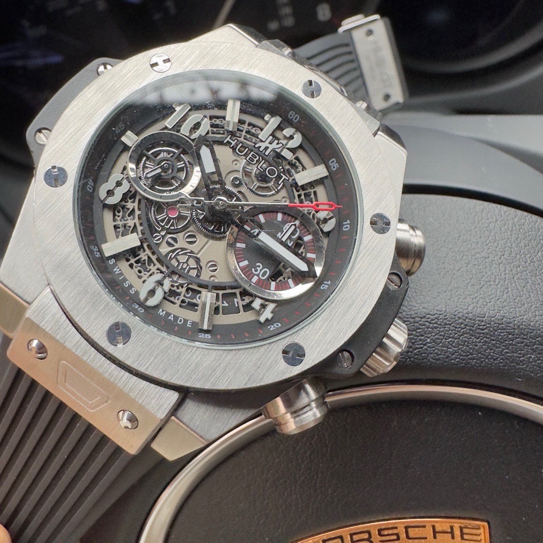 恆寶 Hublot精品男士腕表，勁爆鏤空設計，技藝精湛，獨具匠心，尊貴大氣，紳士風範。採用全自動機械機芯，頂級316精鋼表殼，天然橡膠錶帶，礦物質超強鏡面，尺寸43*13
