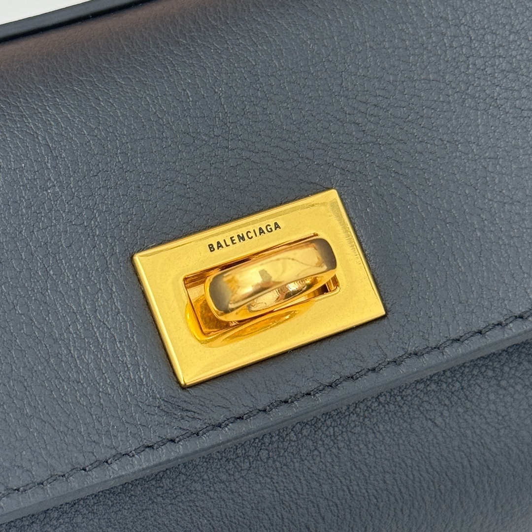 巴黎世家𝗕𝗮𝗹𝗲𝗻𝗰𝗶𝗮𝗴𝗮 🖤🖤出貨了！
款號：795456克色金扣
尺寸：22.8×9.9×8.3cm
