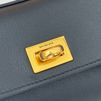 巴黎世家𝗕𝗮𝗹𝗲𝗻𝗰𝗶𝗮𝗴𝗮 🖤🖤出貨了！
款號：795456克色金扣
尺寸：22.8×9.9×8.3cm
