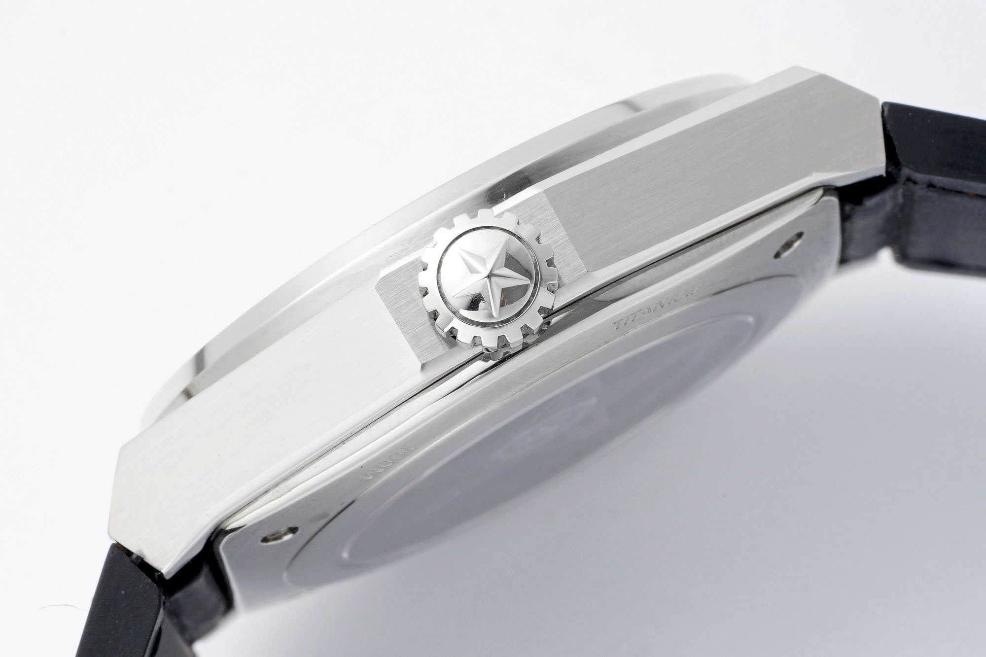 LF真力時DEFY系列全新升級版，殼身 頭粒 機芯 表扣等均做了升級調整。一款根據路虎標誌性花輪轂設計而成的高顏值鏤空腕表。

原裝開模鑄造，極致還原表殼的每一處細節打磨倒角，盡顯原裝菱角分明、堅毅果敢的陽剛氣質。完美的41mm表經，適配大眾男性手寸，正裝休閒兩不誤。根據汽車輪轂設計而成的五角星錶盤，未來概念感十足。同步官網新款五角星折疊扣，搭載定製版Cal.670sk全自動機械機芯，鏤空日曆的大小與位置、機芯夾板、齒輪、五角星陀皆按原版機芯數據拆解鍛造而成。

LF臻品 陳奕迅Eason同款，時尚前衛、